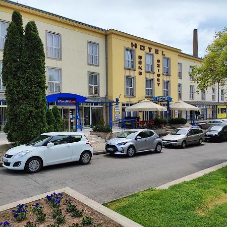 Hotel Beke Sziget Komlo Komló Exterior foto