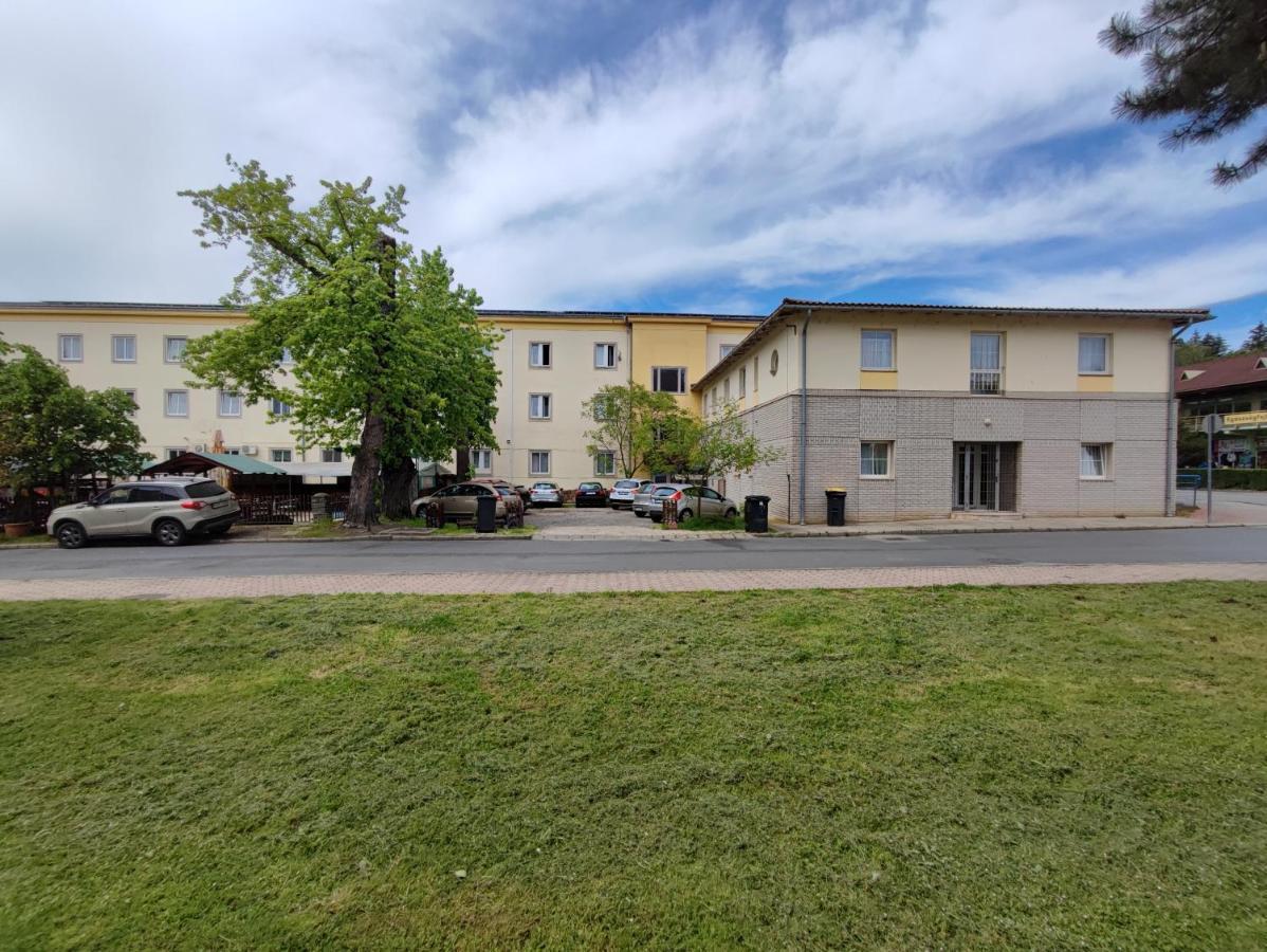 Hotel Beke Sziget Komlo Komló Exterior foto