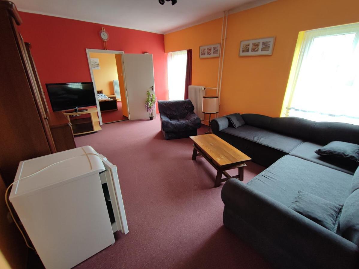Hotel Beke Sziget Komlo Komló Exterior foto