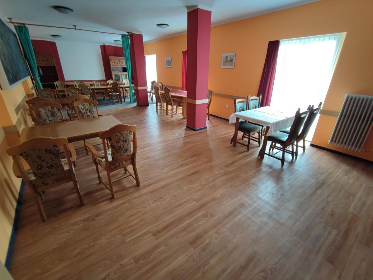 Hotel Beke Sziget Komlo Komló Exterior foto