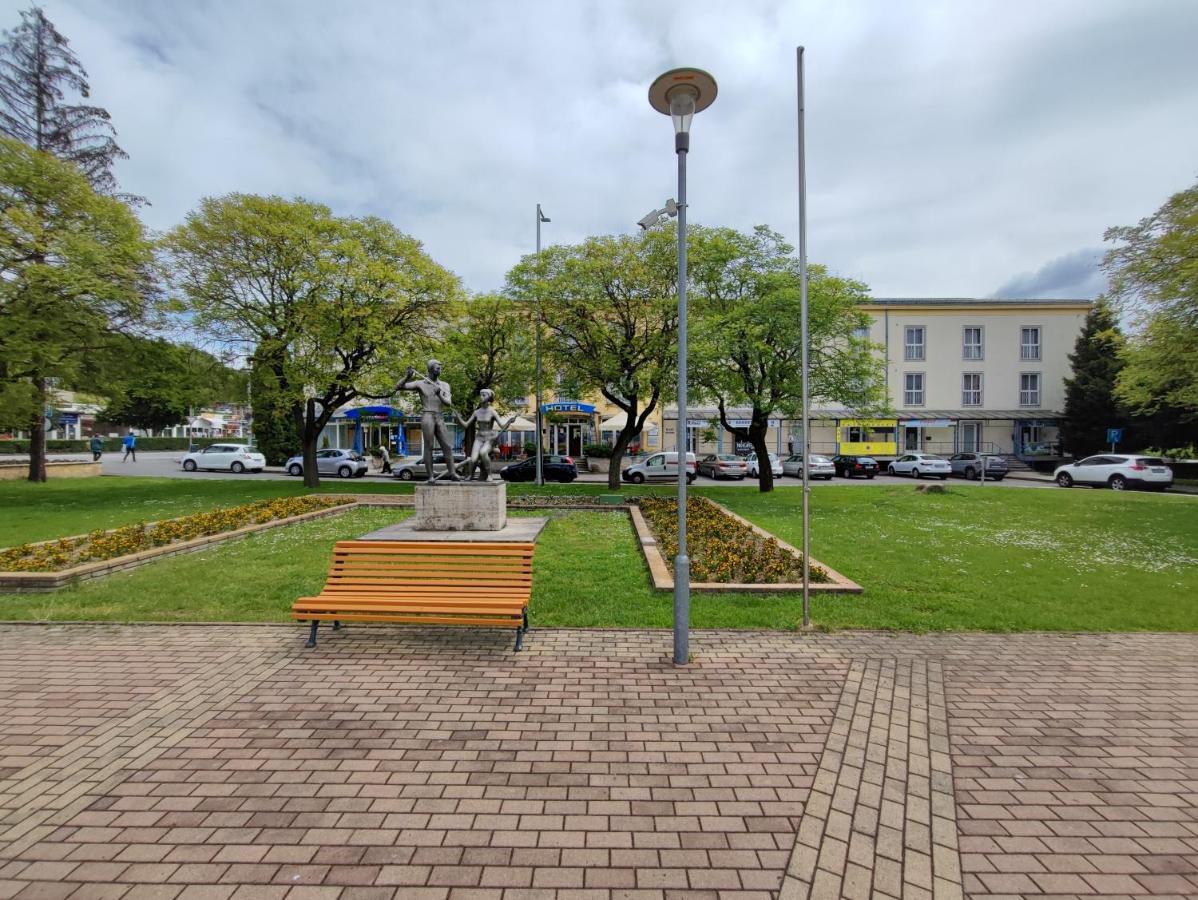 Hotel Beke Sziget Komlo Komló Exterior foto