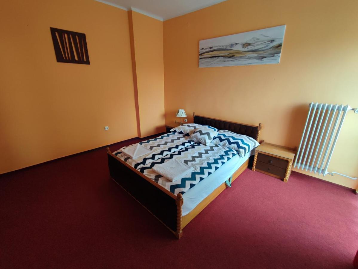 Hotel Beke Sziget Komlo Komló Exterior foto