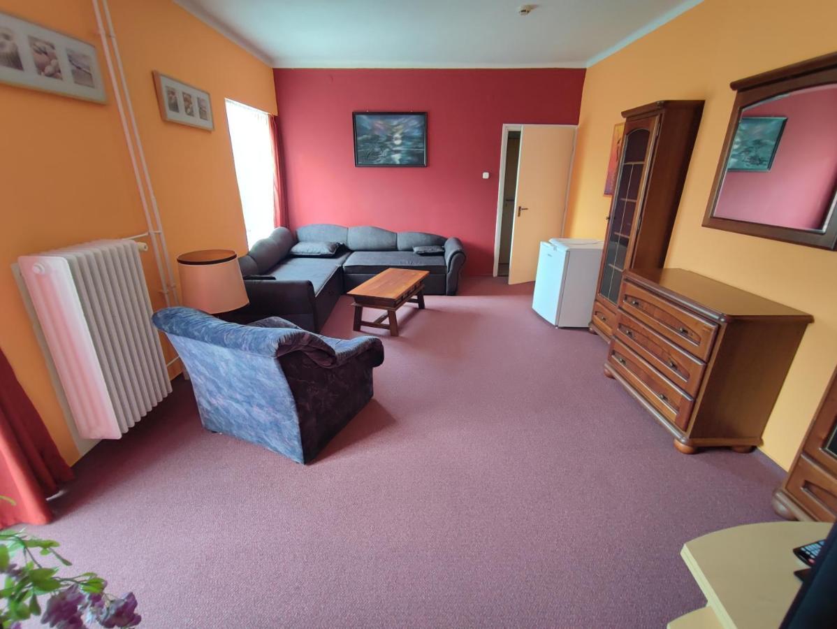 Hotel Beke Sziget Komlo Komló Exterior foto