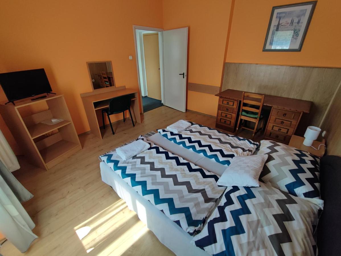 Hotel Beke Sziget Komlo Komló Exterior foto