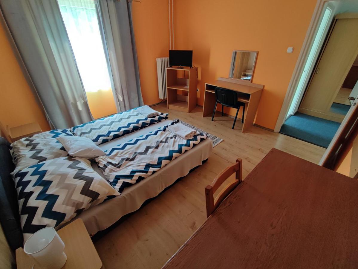 Hotel Beke Sziget Komlo Komló Exterior foto